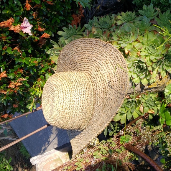 PETER GRIMM wide brim straw bucket Brimmed HAT with tassels. - Picture 6 of 12